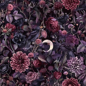 Pode incluir: Um padrão de tecido com pássaros pretos pousados entre flores de cor bordô e roxo profundo, incluindo dálias e rosas, com folhagem verde-escura e uma pequena lua crescente pálida integrada na densa e escura composição floral.