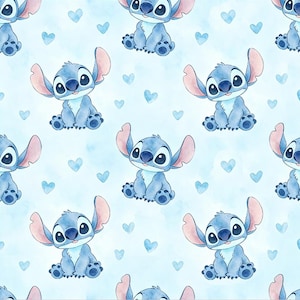 Peut inclure: Un motif répétitif représentant le personnage extraterrestre bleu Stitch en position assise, parsemé de petits cœurs bleu clair sur un fond bleu pâle. Le design présente une esthétique aquarelle avec des bords doux et des tons bleus variés.