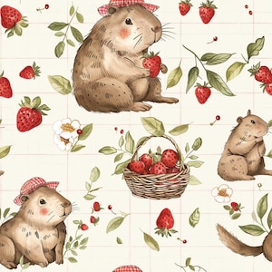 Könnte beinhalten: Ein sich wiederholendes Muster mit braunen Nagetieren, die rot-weiß karierte Hüte tragen und rote Erdbeeren halten. Das Design umfasst geflochtene Körbe voller Erdbeeren, grüne Blätter und weiße Blüten auf einem cremefarbenen Hintergrund mit roten Gitterlinien.