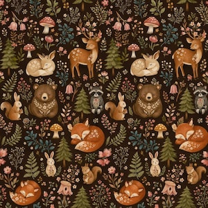 Könnte beinhalten: Ein dunkelbrauner Stoff mit einem sich wiederholenden Muster aus Waldtieren wie Hirschen, Bären, Waschbären, Füchsen, Eichhörnchen und Kaninchen, durchsetzt mit Tannenbäumen, Pilzen sowie kleinen rosa und weißen Blumenmotiven.
