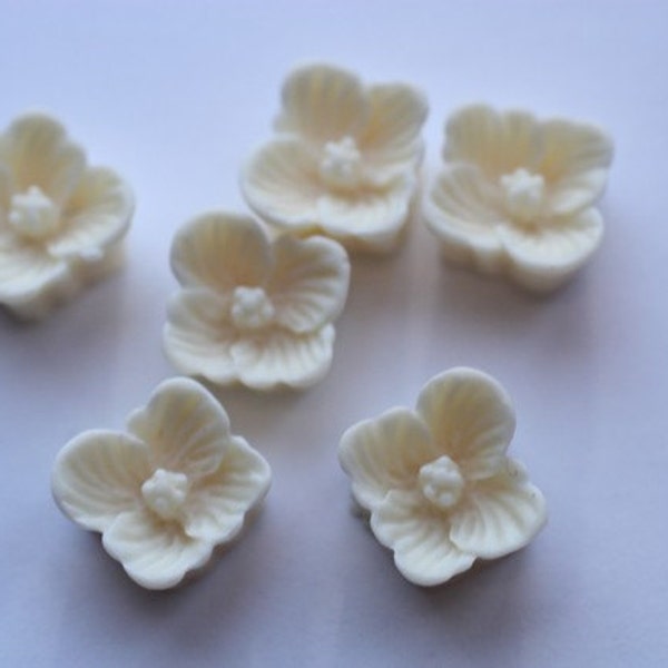 10 pcs Vintage Ivory Tiny Buttercup Flower Cabochons 7mm