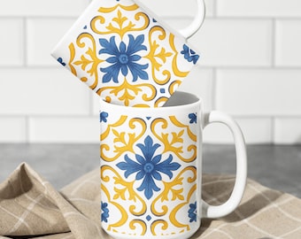 Taza de café con azulejos italianos: cerámica mediterránea azul y dorada