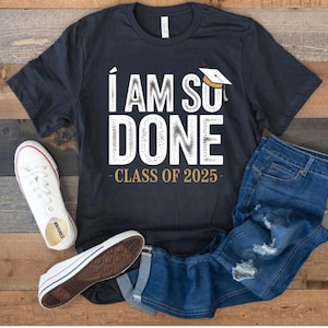 2025年度卒業記念シャツ「I'm So Done」おもしろ卒業Tシャツ（彼と彼女用）、シニアイヤーユニセックスTシャツ、大学高校卒業パーティーギフトTシャツ