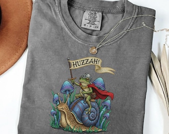 Huzzah-kikker met geborduurd zwaard | Comfort Colors middeleeuws T-shirt met kikker | Grappige DnD-zoekende kikker | Renaissance Faire-cadeau
