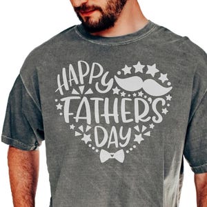 父の日おめでとうシャツ、父の日メンズギフト、コンフォートカラーTシャツ、お父さんへのギフト、お父さんのためのヴィンテージルックTシャツ、父の日アパレル