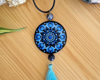 Collana Chakra, azzurra – Chakra della gola, Vishuddha. Comunicazione, verità ed espressione di sé. Con sodalite naturale.
