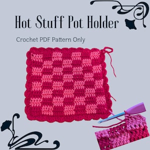 Op de afbeelding: Een handgemaakte gehaakte pannenlap in een dambordpatroon van rood en roze. De pannenlap heeft een geschulpte rand en een lus om op te hangen. De tekst "Hot Stuff Pot Holder" en "Crochet PDF Pattern Only" worden weergegeven.