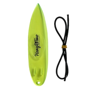 Puede incluir: Un llavero de tabla de surf amarillo brillante con el texto "Hang Two - Fingaz Surfboards" impreso en él. El llavero viene con un cordón negro y una banda de goma amarilla.