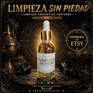 Puede incluir: Un frasco cuentagotas de vidrio transparente que contiene un líquido dorado con elementos botánicos visibles. La etiqueta blanca presenta el texto LIMPIEZA SIN PIEDAD, ARCHANGELIGHT y 1 OZ 30 ML. El frasco tiene un cuello dorado y un gotero blanco.