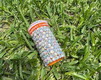 Frasco de pastillas con adornos brillantes