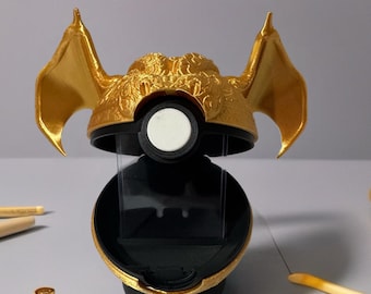 Charizard Oversized „Golden Snitch” Pokéball Top Loader Display