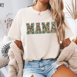 Camiseta Floral para Mamá, Camiseta Unisex Relajada para Mamás, Regalo para el Día de la Madre, Ropa Casual, Estilo Veraniego, Reuniones Familiares, Camiseta con Letras Universitarias