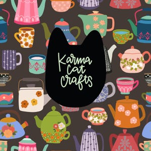 Puede incluir: Una silueta de gato negro con el texto "Karma Cat Crafts" en letras verdes. El fondo es un patrón de teteras y tazas de colores.