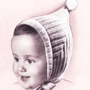 Może przedstawiać: Biały, dzianinowy czepek dla niemowlęcia z pomponem na górze. Czepek ma spiczasty kształt i wiązanie na dole. W prawym dolnym rogu zdjęcia widnieje numer 3511.