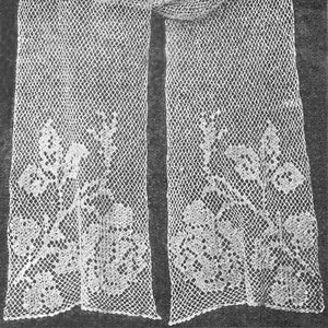 Puede incluir: Un par de cortinas blancas de ganchillo con un delicado patrón floral. Las cortinas están hechas de una tela fina y calada y tienen un diseño simple y elegante.