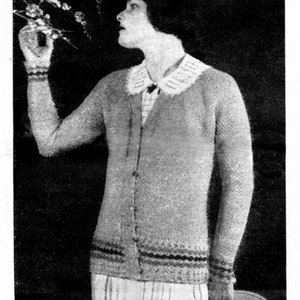 Puede incluir: Una foto en blanco y negro de una mujer con un cárdigan de punto con cuello blanco. El cárdigan tiene cierre de botones y un dobladillo y puños de canalé. La mujer sostiene una flor en su mano y mira hacia arriba.