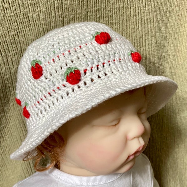 Modèle au crochet de chapeau de soleil aux fraises pour bébé, tailles 3-6, 9-12 mois