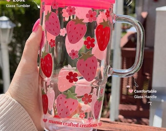 Erdbeer- und Gänseblümchenglasbecher 20 Unzen | Niedliche ästhetische Kaffeetasse | Blumen und Früchte Tasse | Mama Crafted Kreationen