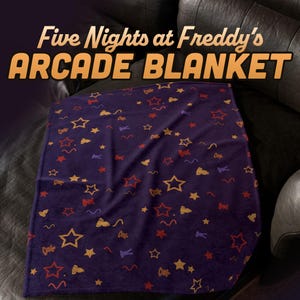Può includere: Una coperta viola scuro con un motivo di stelle, note musicali e altre forme in rosso, giallo e arancione. La coperta ha il testo "Five Nights at Freddy's ARCADE BLANKET" in arancione.