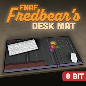 Könnte beinhalten: Schwarze Schreibtischunterlage mit dem Text "FNAF Fredbear's DESK MAT" in Orange. Eine weiße Tastatur und Maus befinden sich auf der Unterlage. Die Unterlage hat ein pixeliges Design mit dem Wort "8 BIT" in einem roten Feld.