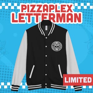 Könnte beinhalten: Schwarz-weiße Collegejacke mit dem Text "PIZZAPLEX LETTERMAN" oben. Die Jacke hat weiße Ärmel, einen weißen Kragen und ein weißes Emblem auf der Brust. Das Wort "LIMITED" steht in einem roten Feld unten.