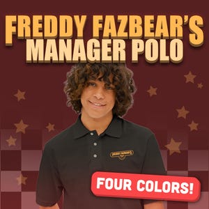 Puede incluir: Una persona joven lleva una camiseta polo negra con el logotipo "Freddy Fazbear's Pizza" en el pecho izquierdo. La camiseta tiene cuello abotonado y mangas cortas. El fondo es un patrón de cuadros rojos y blancos con estrellas doradas. El texto "Four Colors!" está en una pancarta roja en la parte inferior de la imagen.