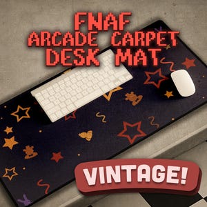 Può includere: Un tappetino da scrivania FNAF Arcade Carpet nero e viola con un design vintage. Il tappetino presenta un motivo ripetitivo di stelle, coriandoli e un orso dei cartoni animati. Una tastiera e un mouse bianchi sono sul tappetino.