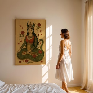 Peut inclure: Une œuvre d'art encadrée représente une figure assise avec un corps de serpent, portant une couronne et des vêtements rouges et verts. Des roses et des feuilles rouges sont dispersées autour de la figure. L'œuvre est accrochée à un mur beige.