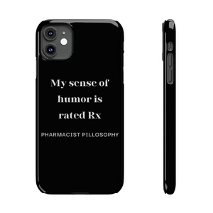 Puede incluir: Funda de teléfono negra con el texto "My sense of humor is rated Rx" y "PHARMACIST PILLOSOPHY" en blanco. La funda se muestra de frente y de lado.