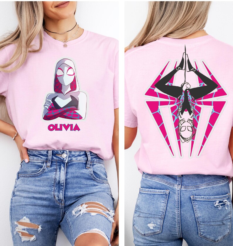 Puede incluir: Camiseta rosa claro con un dise&ntilde;o de Spider-Gwen en la parte delantera y trasera. El dise&ntilde;o frontal incluye una ilustraci&oacute;n estilizada del personaje con el nombre "OLIVIA" debajo. El dise&ntilde;o trasero muestra al personaje boca abajo.