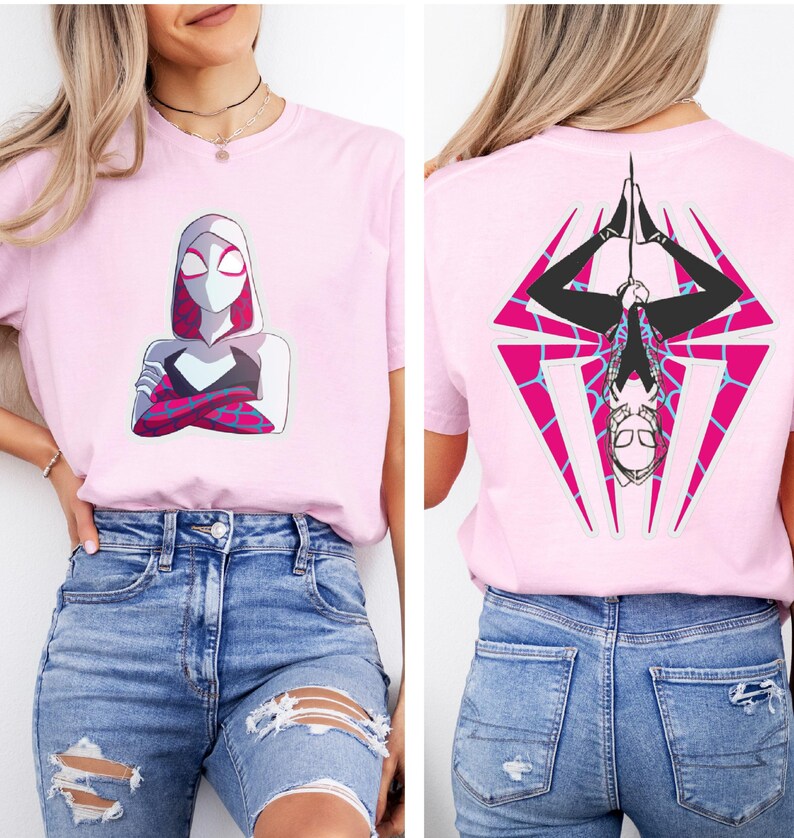 Puede incluir: Camiseta rosa claro con un gr&aacute;fico de superh&eacute;roe en la parte delantera y trasera. El gr&aacute;fico frontal muestra al personaje con los brazos cruzados. El gr&aacute;fico trasero muestra al personaje colgado boca abajo dentro de un rombo rosa y negro.