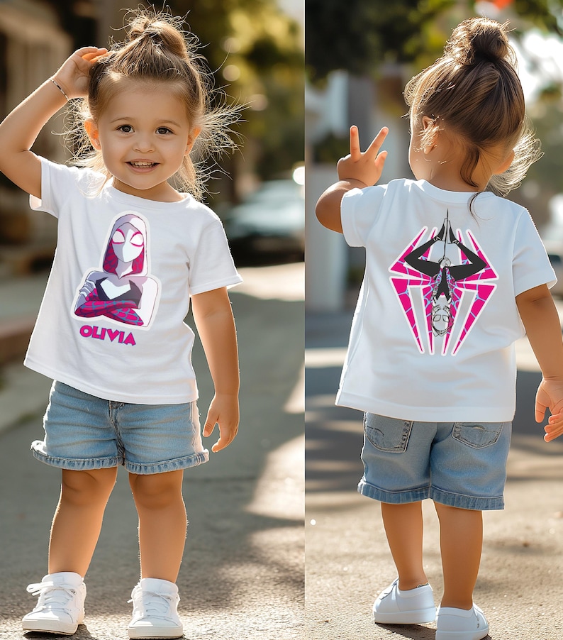 Puede incluir: Camiseta blanca con un gr&aacute;fico de superh&eacute;roe en la parte delantera y trasera. El dise&ntilde;o frontal incluye una ilustraci&oacute;n de personaje y el nombre "OLIVIA" en rosa. La parte trasera muestra un emblema de superh&eacute;roe a juego en rosa y negro.