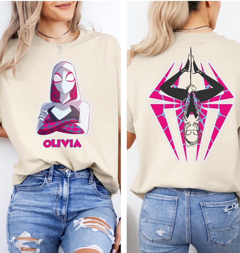 Puede incluir: Camiseta beige con un personaje de superh&eacute;roe en la parte delantera, con una m&aacute;scara blanca y detalles rosas, con el nombre "OLIVIA" debajo. La parte trasera muestra el mismo personaje boca abajo dentro de un dise&ntilde;o geom&eacute;trico rosa y azul.