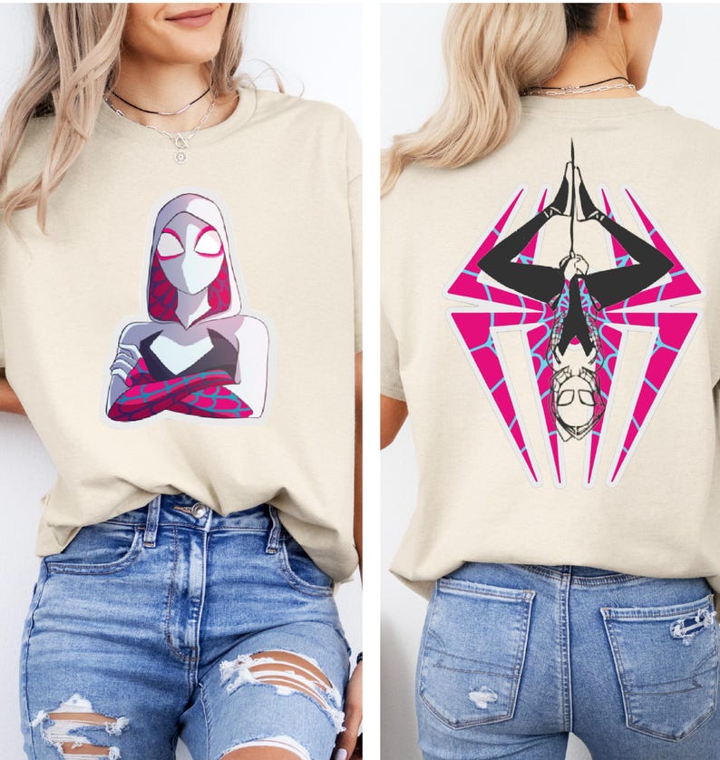 Puede incluir: Camiseta beige con un dise&ntilde;o de superhero&iacute;na en la parte delantera, con una m&aacute;scara con capucha blanca y rosa y un traje negro y blanco. La parte trasera de la camiseta muestra a la misma superhero&iacute;na colgada boca abajo en forma de diamante rosa y azul.