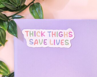Thick thighs save lives quote sticker vinyl | Holografische glitter finish - Sticker voor laptop, drinkfles, notitieboek - Grappige quote