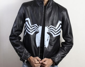 トム・ハーディが着用したレザージャケット ヴェノム レット・ゼア