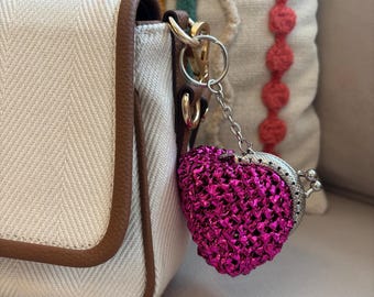 Sleutelhanger met gehaakt hart: glinsterende metallic mini-tashanger