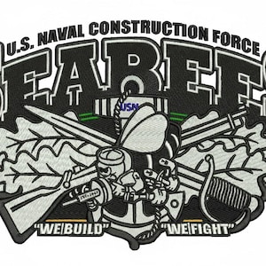 Może przedstawiać: Haftowana naszywka przedstawiająca U.S. Naval Construction Force, znana również jako Seabees. Projekt zawiera słowo "SEABEES" pogrubioną czcionką, kreskówkową pszczołę z karabinem i narzędziami. Teksty "WE BUILD" i "WE FIGHT" są również uwzględnione.