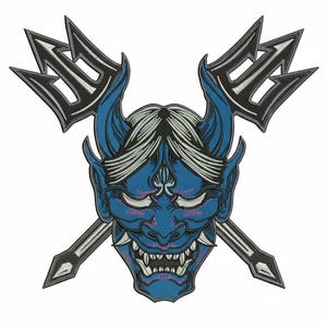 Peut inclure: Écusson brodé représentant un masque Oni bleu avec des cheveux et des cornes blancs, et une paire de trident noirs et blancs croisés. Le masque a une expression féroce avec des dents visibles et des détails complexes.