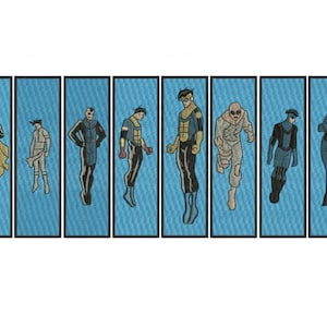 Può includere: Pannelli ricamati raffiguranti vari personaggi di supereroi in pose dinamiche. Ogni personaggio è raffigurato in un costume unico con diverse combinazioni di colori, su uno sfondo azzurro. L'opera d'arte mostra uno stile fumettistico o graphic novel.