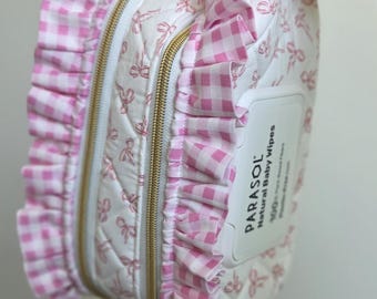 Rosa rosett + gingham-blöj- och våtservettpåse med volanger