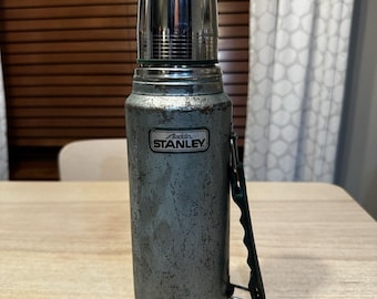 Termo Stanley Aladdin A-944DH vintage de un cuarto de galón, color verde martillado, EE. UU.