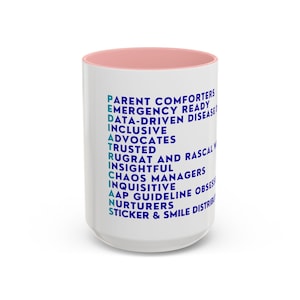 Peut inclure: Une tasse en céramique blanche avec un intérieur rose. La tasse présente une liste de mots en bleu et vert, dont "Parent Comforters" et "Emergency Ready". La tasse est conçue pour un usage quotidien.