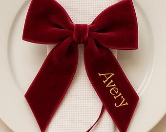 Porta-guardanapo personalizado com laço de veludo vermelho, marcador de lugar personalizado com laço bordado, presente para anfitriões de festas, decoração de mesa de Natal personalizada.