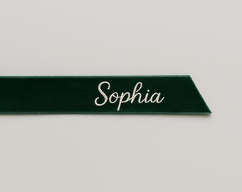 Placering med sammetsband, personlig namnbricka, broderat band, placeringskort, bröllopsbordsdekor, modern värdinnapresent