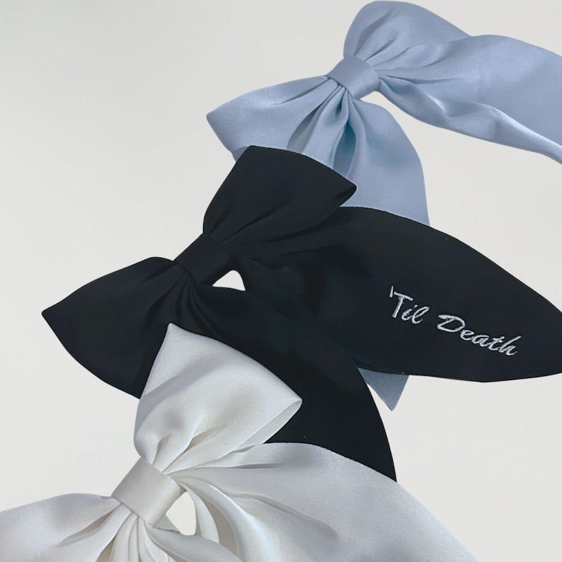 This til death embroidered bow with wedding date or future name makes an edgy bachelorette party gift or bride shower accessory for modern brides. An on‑trend bridal hair bow perfect for a ‘til death do us party, it adds gothic charm to bridal shower and bachelorette celebrations.