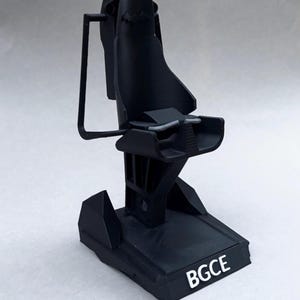 Op de afbeelding: Een handgemaakt houten bord met de tekst "Welkom" in een handgeschreven stijl. Het bord is wit geschilderd met een verweerde afwerking en heeft een klein, decoratief hart. Afmetingen: ongeveer 30 cm breed en 15 cm hoog.