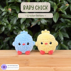 Può includere: Due pulcini all'uncinetto, uno azzurro e uno giallo, con occhi neri e piedini rossi. Il testo "BABY CHICK ~ Crochet Pattern ~" è visualizzato sopra i pulcini. Lo sfondo è un fogliame verde sfocato.