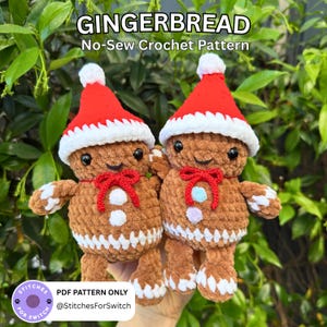 Pode incluir: Dois bonecos de gengibre de crochê marrons usando gorros de Papai Noel vermelhos e brancos e gravatas borboleta vermelhas. Os bonecos de gengibre têm detalhes brancos e olhos pretos. O texto "GINGERBREAD No-Sew Crochet Pattern" está no topo.