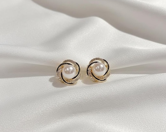 Pearl Earrings – Geometric Design.